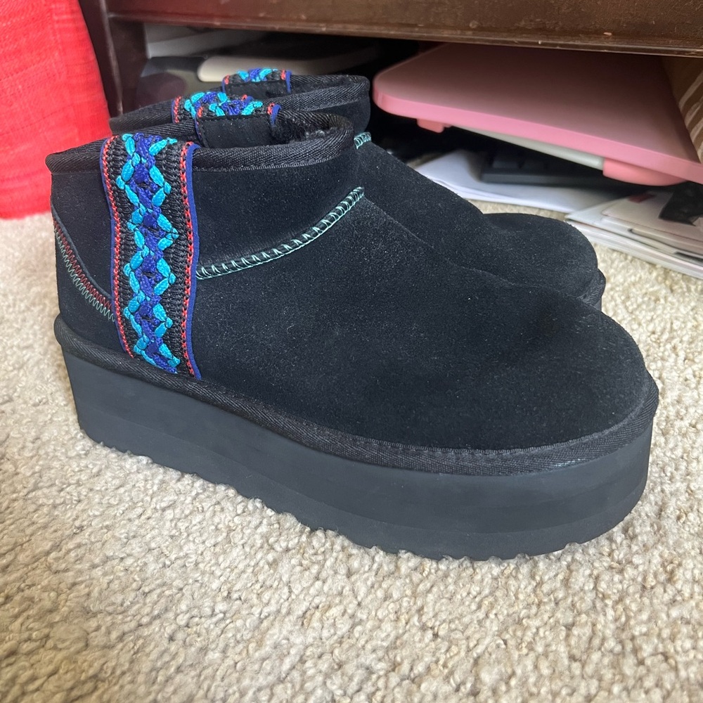 UGG CLASSIC ULTRA MINI BRAID PLATFORM BOOTS 
Size 9 EU 40